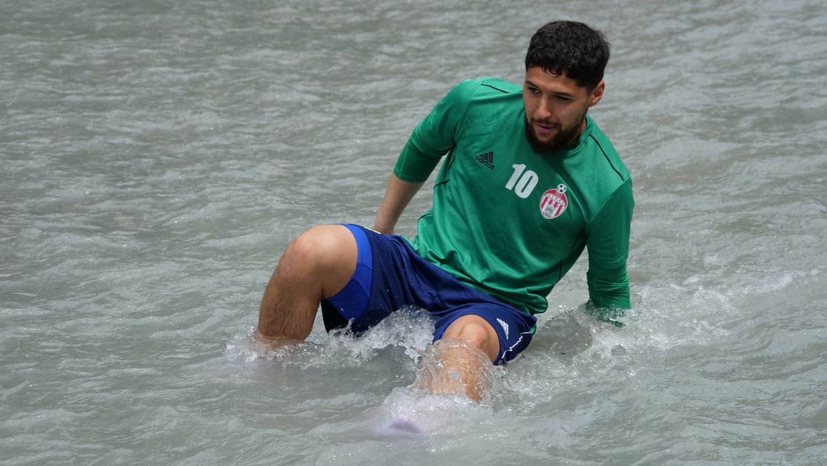 Imagini inedite din Austria: jucătorii lui Sepsi se refac în râu, cu zâmbete și frisoane