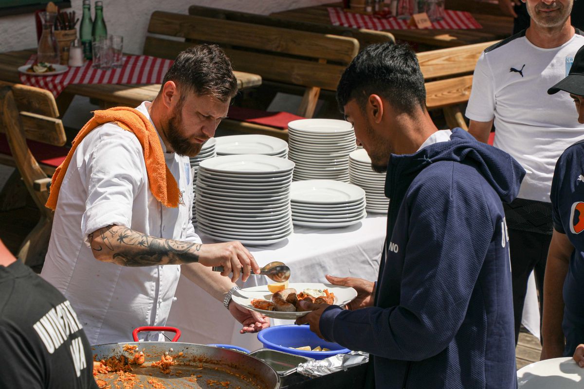 Universitatea Craiova, grătar la 1.800 de metri altitudine » Gică Craioveanu, responsabil cu voia bună
