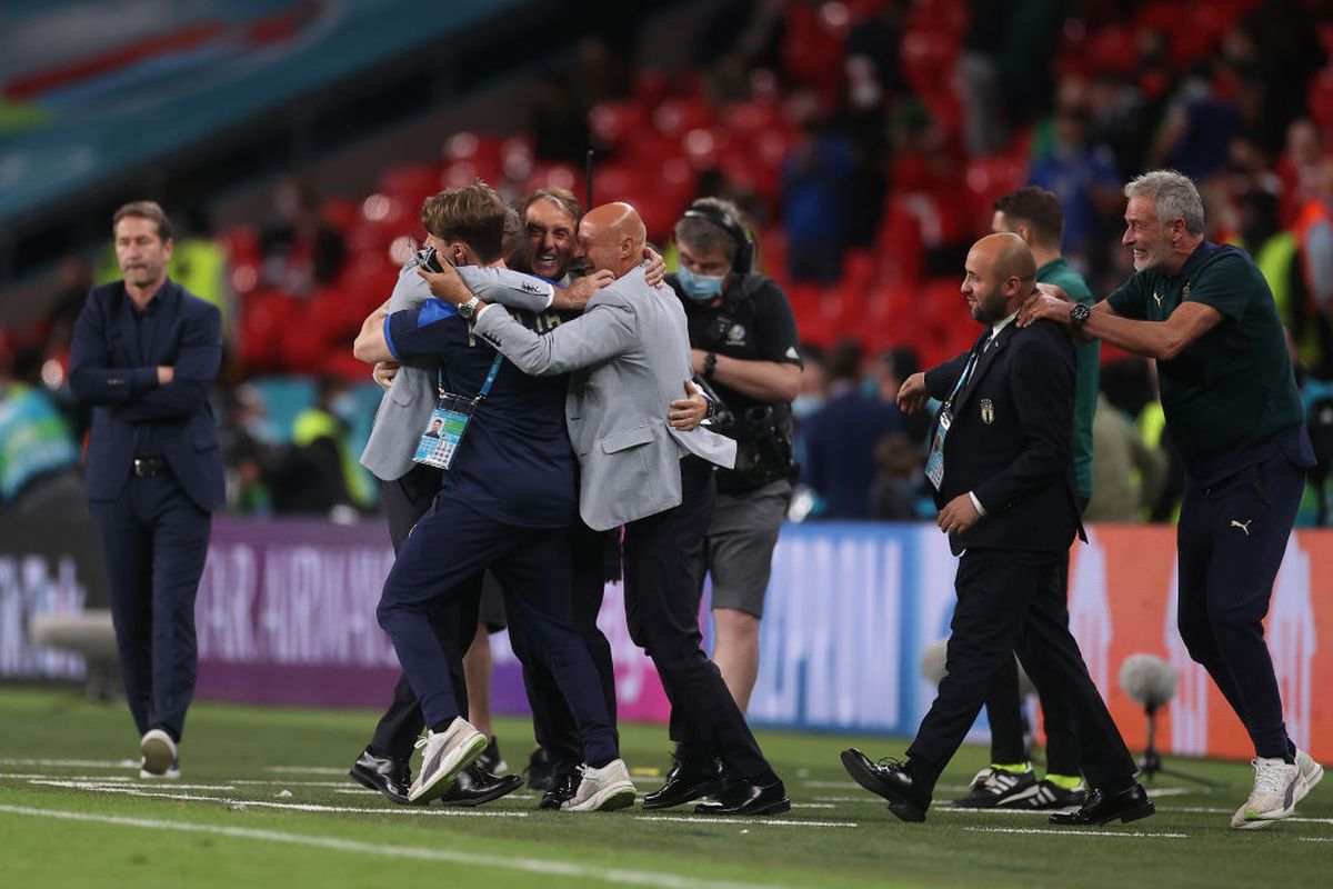 Imaginea bucuriei pe Wembley » Roberto Mancini și Gianluca Vialli, îmbrățișare emoționantă după calificarea Italiei + ce spune Zenga despre imaginile care fac înconjurul lumii