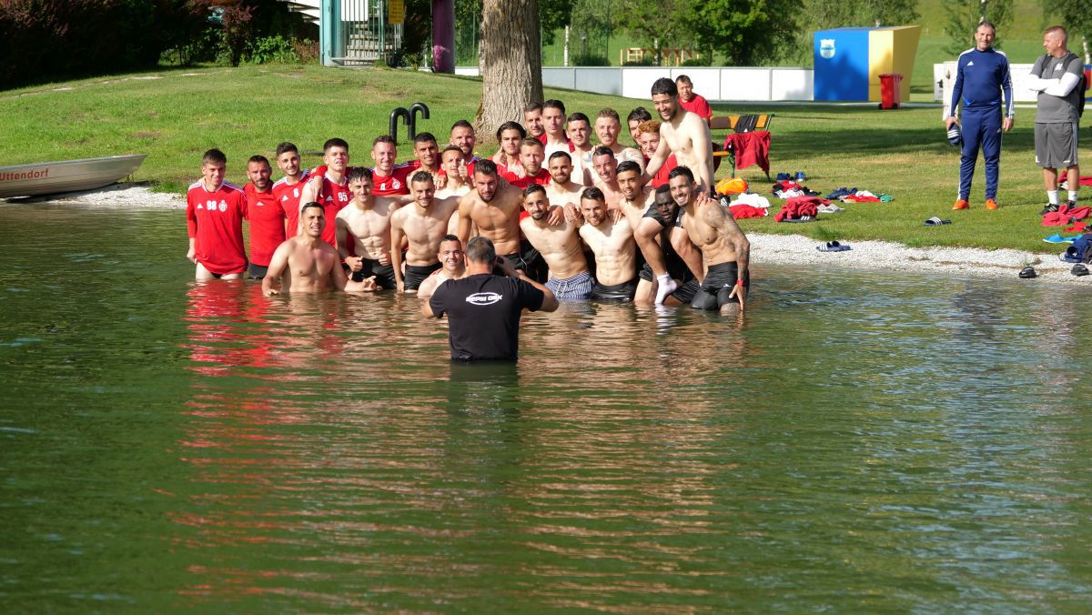 Leo Grozavu, ca pe vremuri + Imagini spectaculoase cu jucătorii lui Sepsi la concurs de sărituri în apă