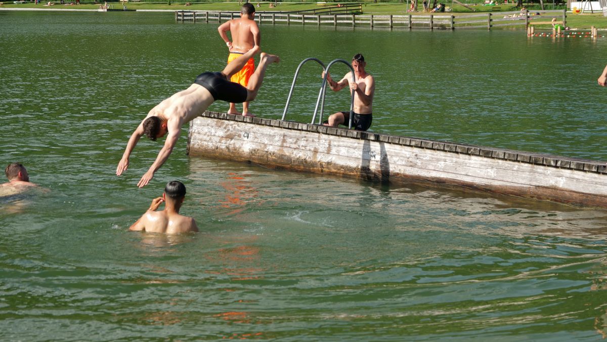 Leo Grozavu, ca pe vremuri + Imagini spectaculoase cu jucătorii lui Sepsi la concurs de sărituri în apă