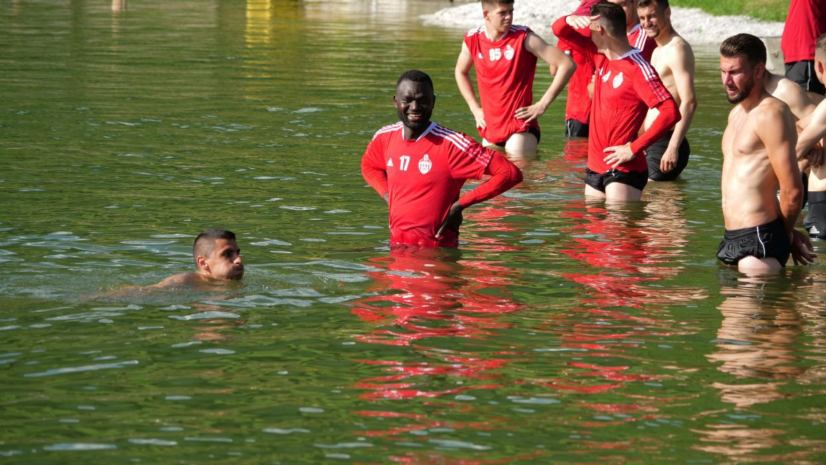 Leo Grozavu, ca pe vremuri + Imagini spectaculoase cu jucătorii lui Sepsi la concurs de sărituri în apă