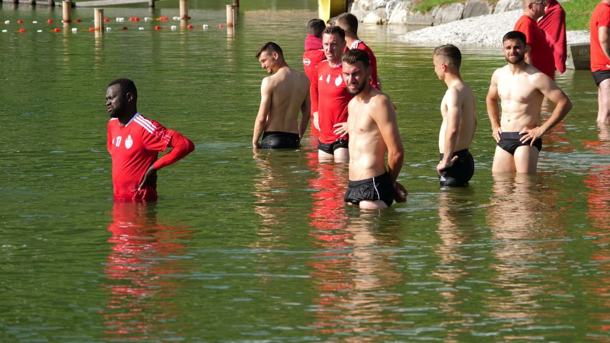 Leo Grozavu, ca pe vremuri + Imagini spectaculoase cu jucătorii lui Sepsi la concurs de sărituri în apă