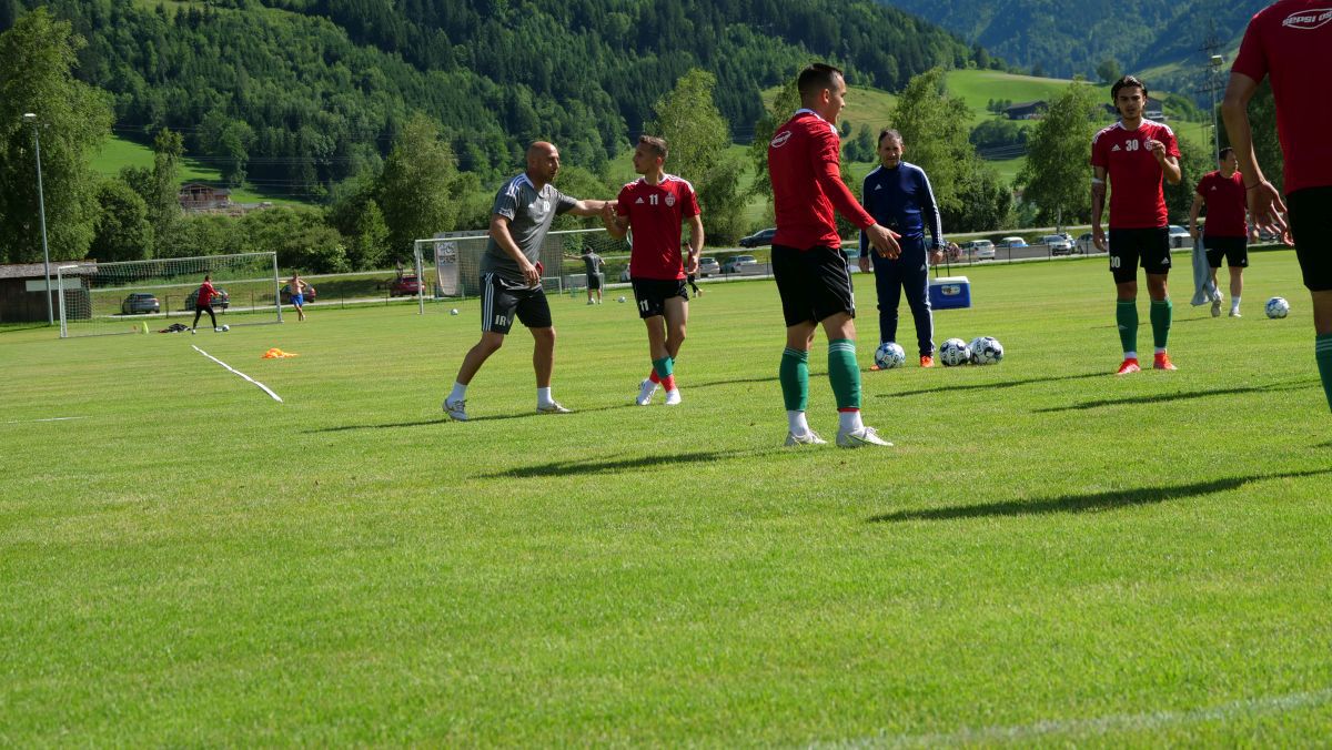 Leo Grozavu, ca pe vremuri + Imagini spectaculoase cu jucătorii lui Sepsi la concurs de sărituri în apă