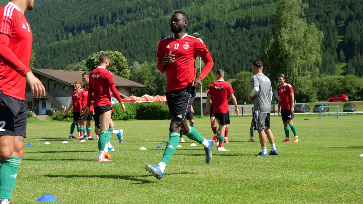 Leo Grozavu, ca pe vremuri + Imagini spectaculoase cu jucătorii lui Sepsi la concurs de sărituri în apă