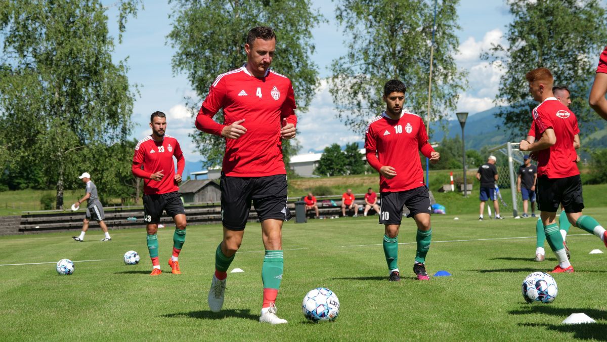 Leo Grozavu, ca pe vremuri + Imagini spectaculoase cu jucătorii lui Sepsi la concurs de sărituri în apă