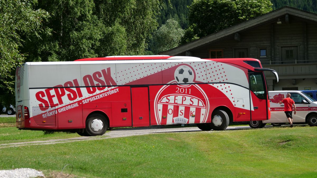 Leo Grozavu, ca pe vremuri + Imagini spectaculoase cu jucătorii lui Sepsi la concurs de sărituri în apă