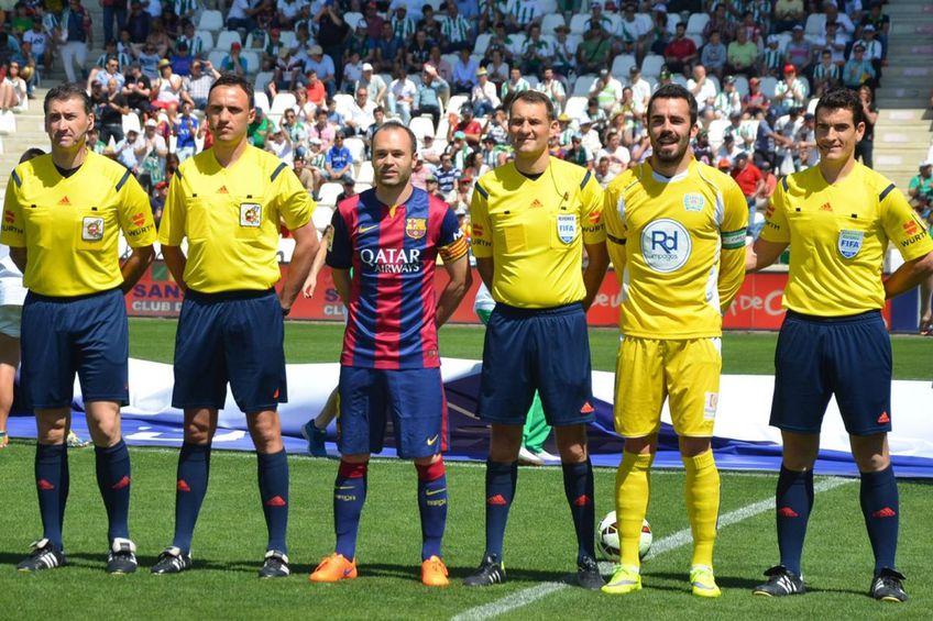 Cristian Lixandru (al doilea din stânga), lângă Andrés Iniesta, la un meci al Barcelonei
Foto: Lorenzo Gaitan