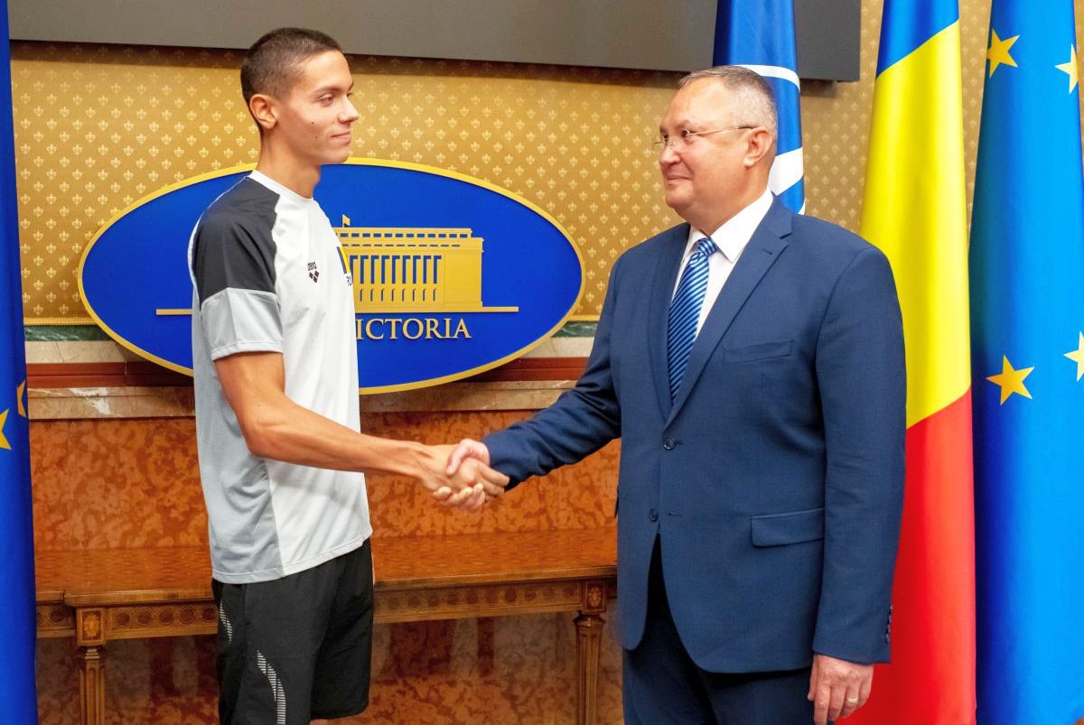 200.000 € și 37 de secunde de strângeri de mână » Cum a arătat întâlnirea dintre David Popovici și premierul Nicolae Ciucă