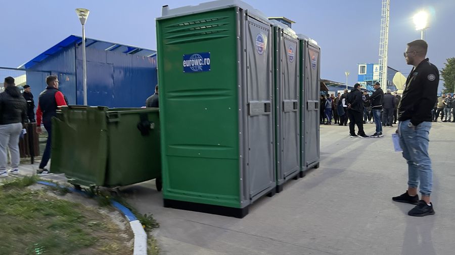 Toaletele ecologice sunt bine întreţinute MATCHDAY EXPERIENCE, episodul 5 » Stadionul Farul: bine cu organizarea, defectuos la food-court și interacțiunea cu fanii