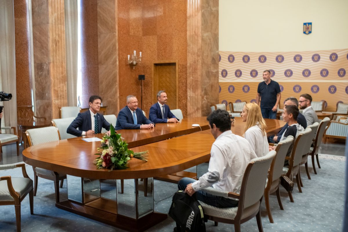 200.000 € și 37 de secunde de strângeri de mână » Cum a arătat întâlnirea dintre David Popovici și premierul Nicolae Ciucă