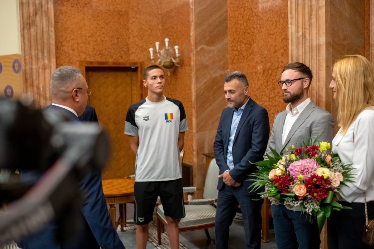 200.000 € și 37 de secunde de strângeri de mână » Cum a arătat întâlnirea dintre David Popovici și premierul Nicolae Ciucă