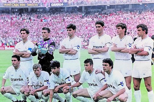 Gică Hagi (primul din stânga, pe rândul de jos), în echipamnetul lui Real Madrid