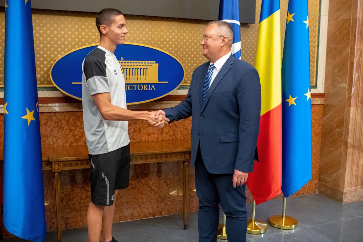 200.000 € și 37 de secunde de strângeri de mână » Cum a arătat întâlnirea dintre David Popovici și premierul Nicolae Ciucă