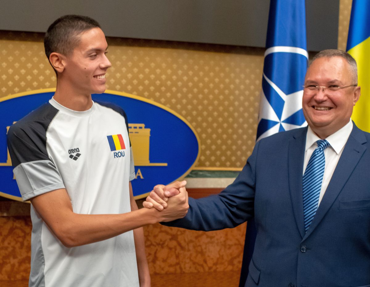 200.000 € și 37 de secunde de strângeri de mână » Cum a arătat întâlnirea dintre David Popovici și premierul Nicolae Ciucă