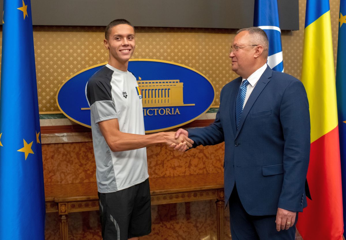 200.000 € și 37 de secunde de strângeri de mână » Cum a arătat întâlnirea dintre David Popovici și premierul Nicolae Ciucă