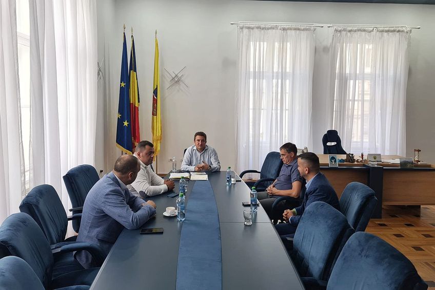 Foto Facebook: în centru, primarul Călin Bibarț. În dreapta, Meszar și Proca. În stânga Grada și Buda (avocat al grupului de investitori)