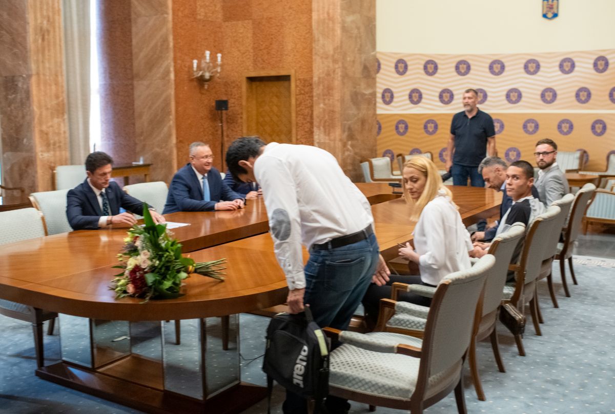 200.000 € și 37 de secunde de strângeri de mână » Cum a arătat întâlnirea dintre David Popovici și premierul Nicolae Ciucă