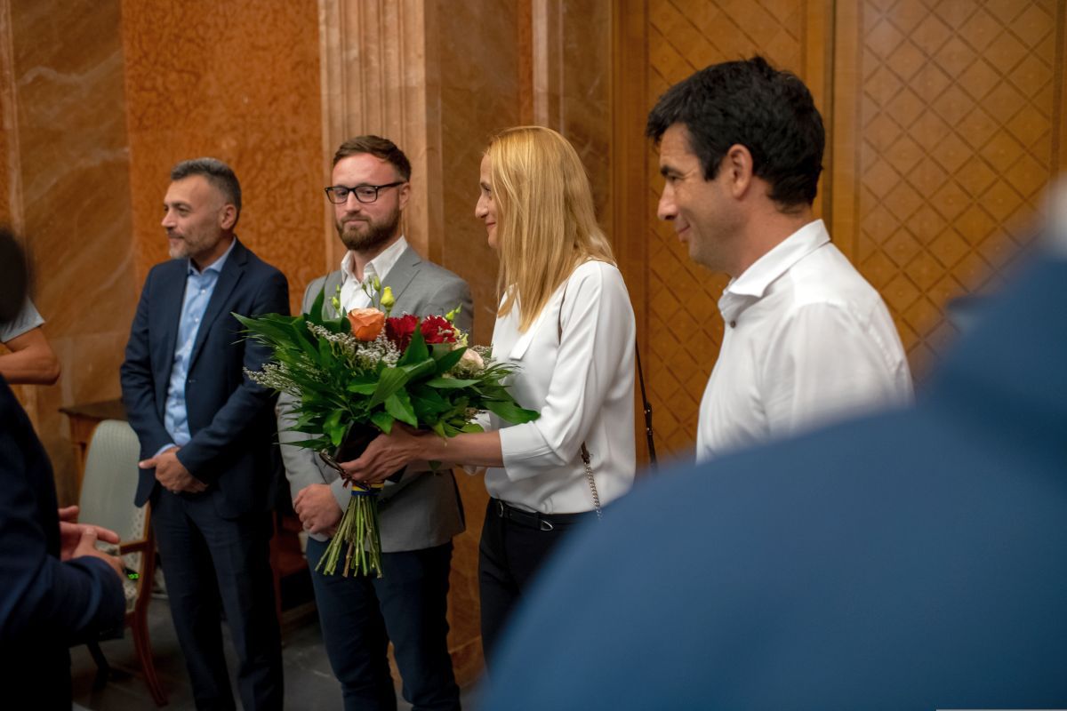 200.000 € și 37 de secunde de strângeri de mână » Cum a arătat întâlnirea dintre David Popovici și premierul Nicolae Ciucă