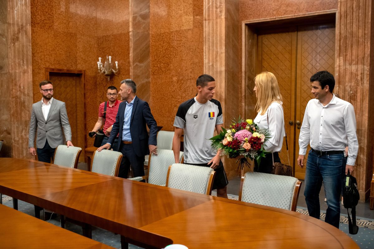 David Popovici, premiat la Guvern de Nicolae Ciucă