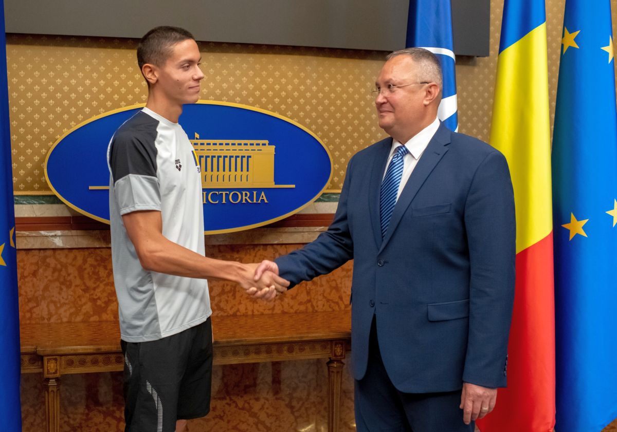 200.000 € și 37 de secunde de strângeri de mână » Cum a arătat întâlnirea dintre David Popovici și premierul Nicolae Ciucă