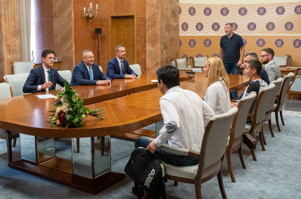 David Popovici, premiat la Guvern de Nicolae Ciucă