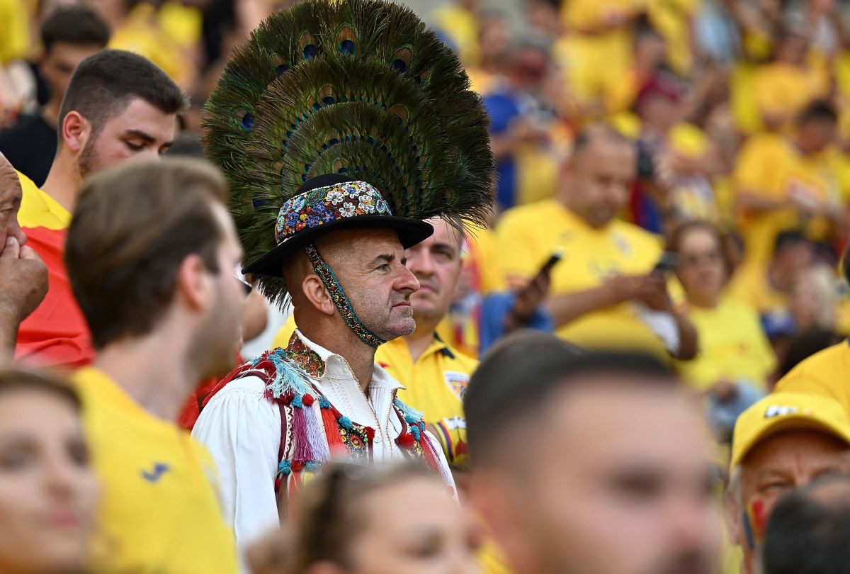 România inventivă  » Cele mai extravagante apariții din tribune: tricouri cu Petre Țuțea, pene în cap și exces de vopsea. 20 de fotografii pe care nu le-ai văzut