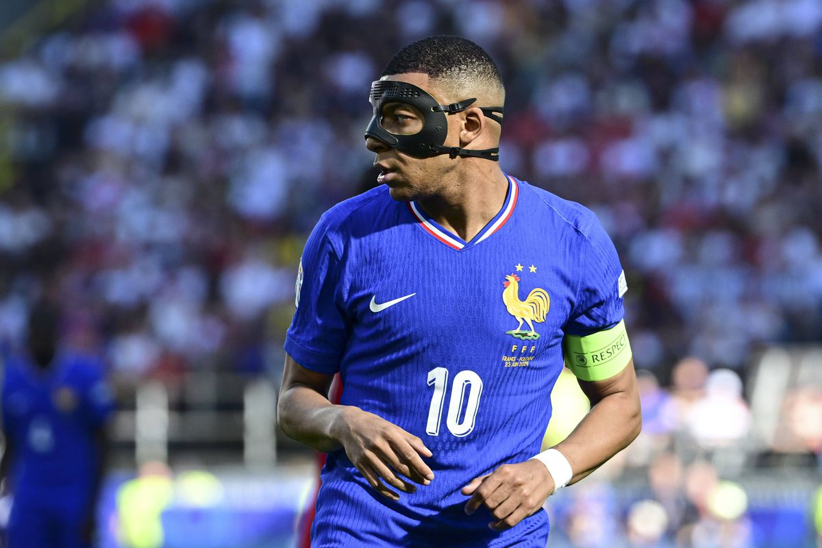 Probleme pentru Mbappe! Căpitanul Franței a schimbat deja trei măști: „Când transpiră, i se lipește de față"