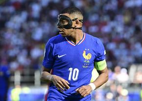 Probleme pentru Mbappe! Căpitanul Franței a schimbat deja trei măști: „Când transpiră, i se lipește de față"