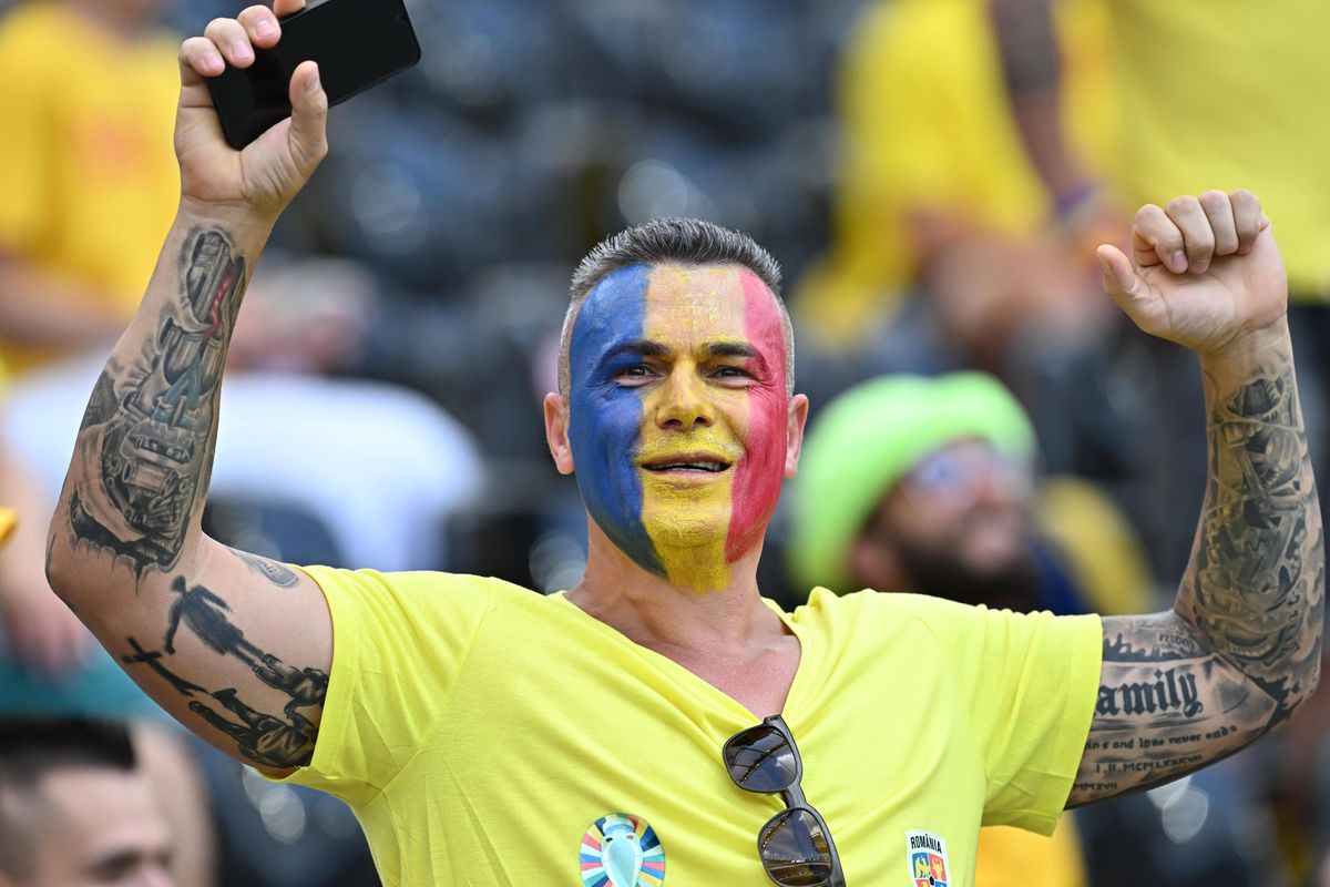 România inventivă » „Tricolorii” din tribune, apariții care de care mai extravagante: tricouri cu Petre Țuțea, pene în cap și exces de vopsea! 20 de fotografii pe care nu le-ai văzut