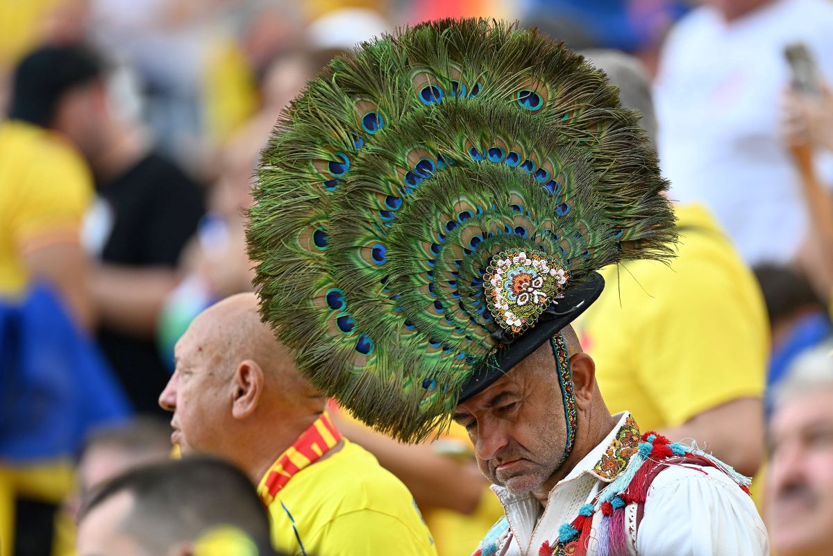 România inventivă » „Tricolorii” din tribune, apariții care de care mai extravagante: tricouri cu Petre Țuțea, pene în cap și exces de vopsea! 20 de fotografii pe care nu le-ai văzut