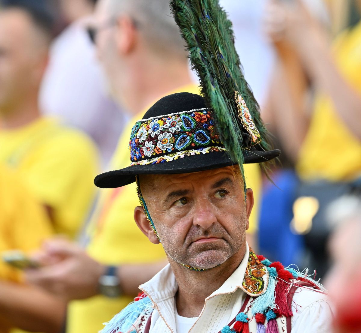 România inventivă » „Tricolorii” din tribune, apariții care de care mai extravagante: tricouri cu Petre Țuțea, pene în cap și exces de vopsea! 20 de fotografii pe care nu le-ai văzut