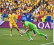 Florin Niță reține un balon în egalul cu Slovacia (1-1), supervizat de Radu Drăgușin / Foto: Imago
