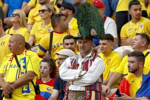 România inventivă » „Tricolorii” din tribune, apariții care de care mai extravagante: tricouri cu Petre Țuțea, pene în cap și exces de vopsea. 20 de fotografii pe care nu le-ai văzut