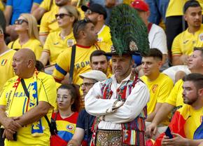 România inventivă » „Tricolorii” din tribune, apariții care de care mai extravagante: tricouri cu Petre Țuțea, pene în cap și exces de vopsea! 20 de fotografii pe care nu le-ai văzut