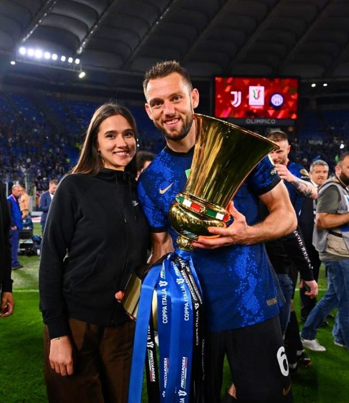 Dilema moldovencei Doina » Cu cine o să țină soția lui De Vrij la România - Olanda?