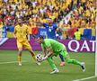 Florin Niță reține un balon în egalul cu Slovacia (1-1), supervizat de Radu Drăgușin / Foto: Imago