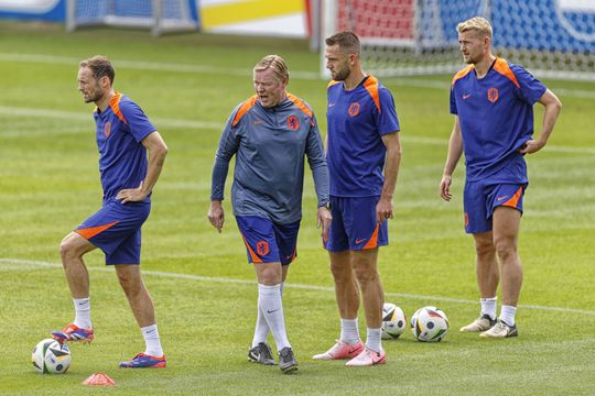 Olandezii, la antrenament. Daley Blind, stânga, și De Ligt, dreapta, n-au fost folosiți de selecționerul Ronald Koeman în faza grupelor / Foto: Imago