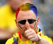 România inventivă » „Tricolorii” din tribune, apariții care de care mai extravagante: tricouri cu Petre Țuțea, pene în cap și exces de vopsea! 20 de fotografii pe care nu le-ai văzut