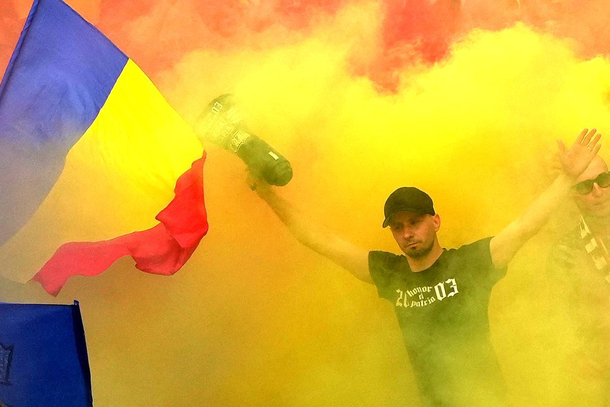 România inventivă  » Cele mai extravagante apariții din tribune: tricouri cu Petre Țuțea, pene în cap și exces de vopsea. 20 de fotografii pe care nu le-ai văzut