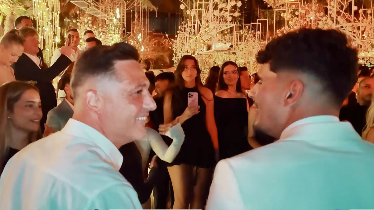 Imagini nepublicate de la nunta lui Coman: „Nașul e Mirel Rădoi!” » Au aruncat mii de euro la lăutari: „Viviana e viața mea”