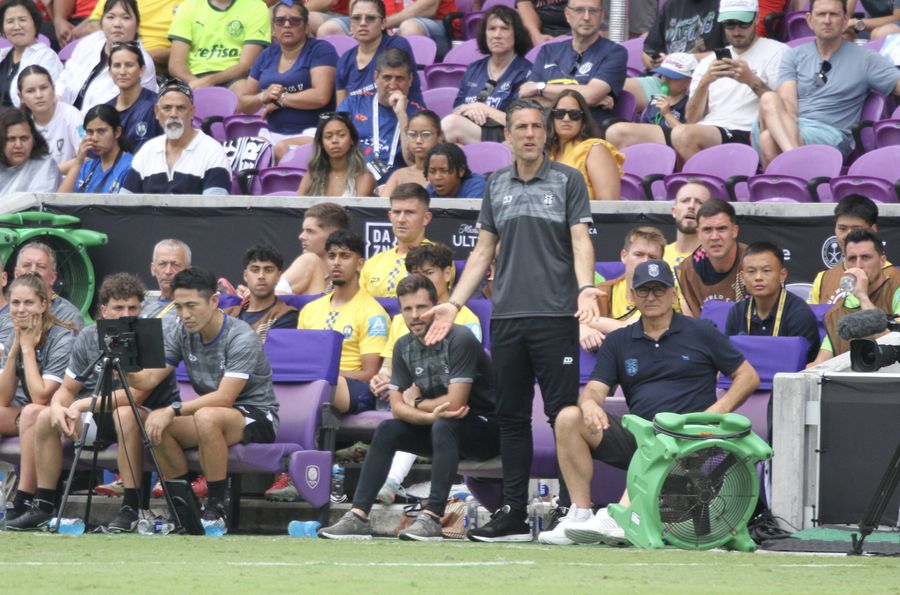 Paul Posa, antrenorul lui Auckland City. FOTO: Imago Images Episod halucinant la Campionatul Mondial al Cluburilor! Jucătorii i-au cerut demisia dintr-un motiv incredibil: „Ori noi, ori el”