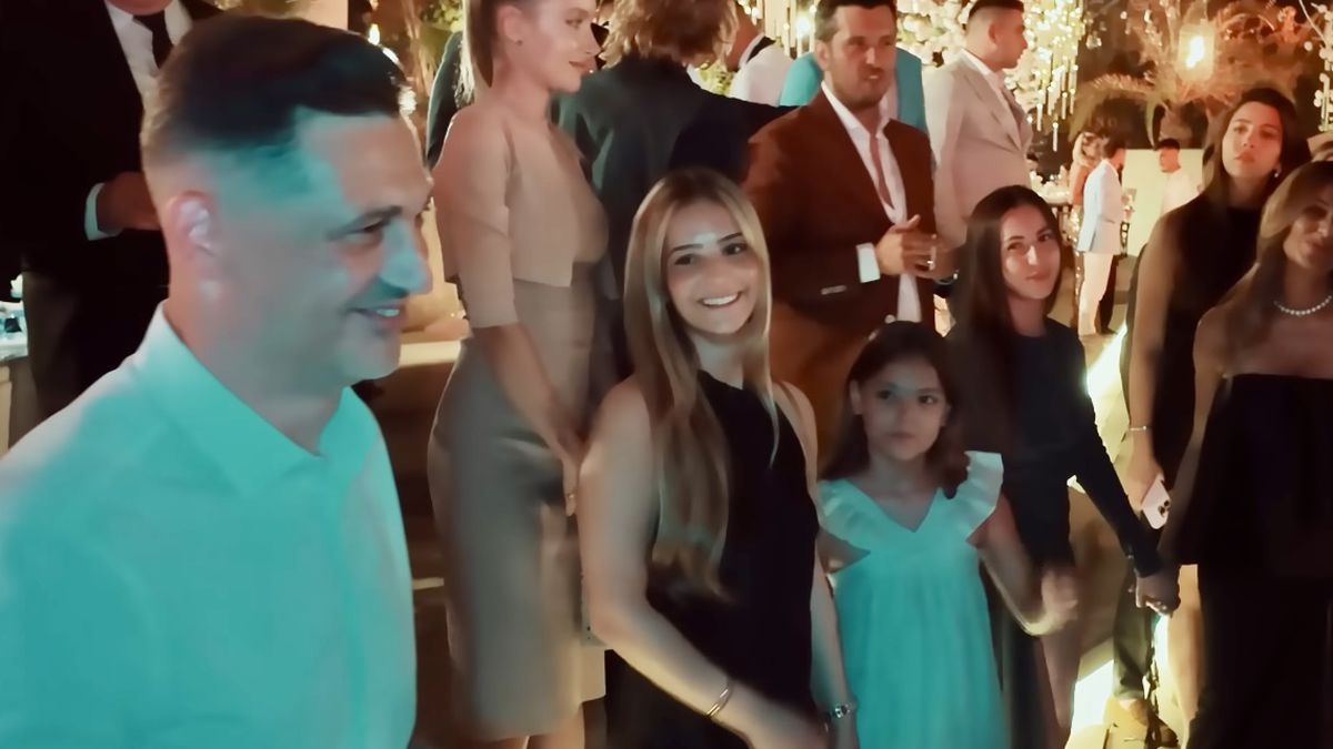 Imagini nepublicate de la nunta lui Coman: „Nașul e Mirel Rădoi!” » Au aruncat mii de euro la lăutari: „Viviana e viața mea”