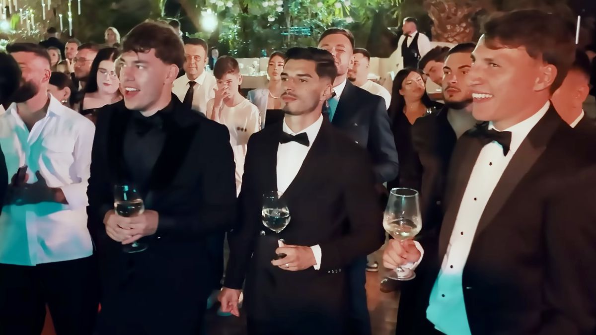 Imagini nepublicate de la nunta lui Coman: „Nașul e Mirel Rădoi!” » Au aruncat mii de euro la lăutari: „Viviana e viața mea”