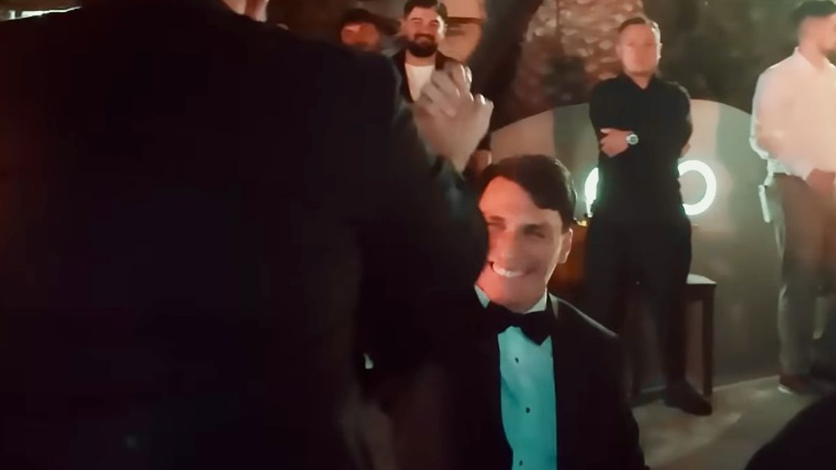 Imagini nepublicate de la nunta lui Coman: „Nașul e Mirel Rădoi!” » Au aruncat mii de euro la lăutari: „Viviana e viața mea”