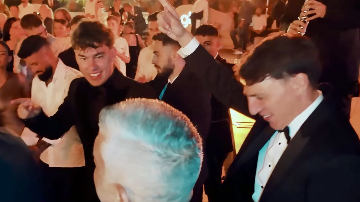 Imagini nepublicate de la nunta lui Coman: „Nașul e Mirel Rădoi!” » Au aruncat mii de euro la lăutari: „Viviana e viața mea”