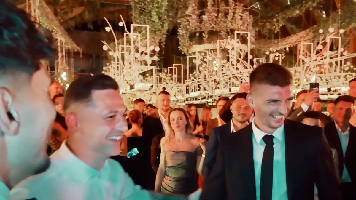 Imagini nepublicate de la nunta lui Coman: „Nașul e Mirel Rădoi!” » Au aruncat mii de euro la lăutari: „Viviana e viața mea”