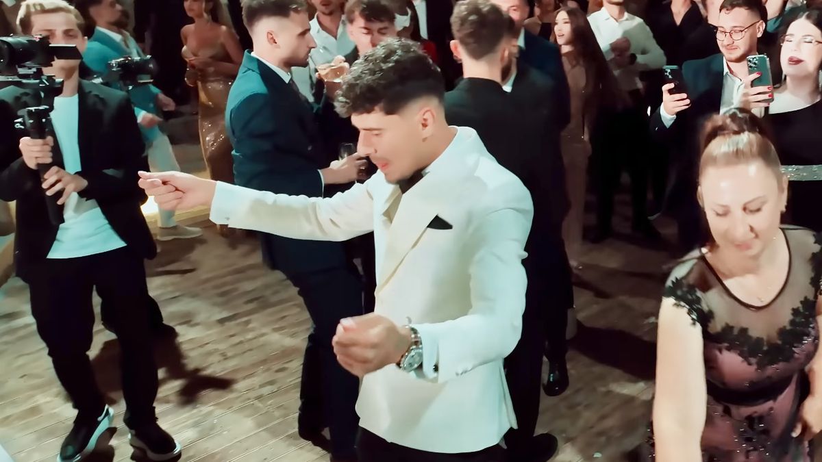 Imagini nepublicate de la nunta lui Coman: „Nașul e Mirel Rădoi!” » Au aruncat mii de euro la lăutari: „Viviana e viața mea”