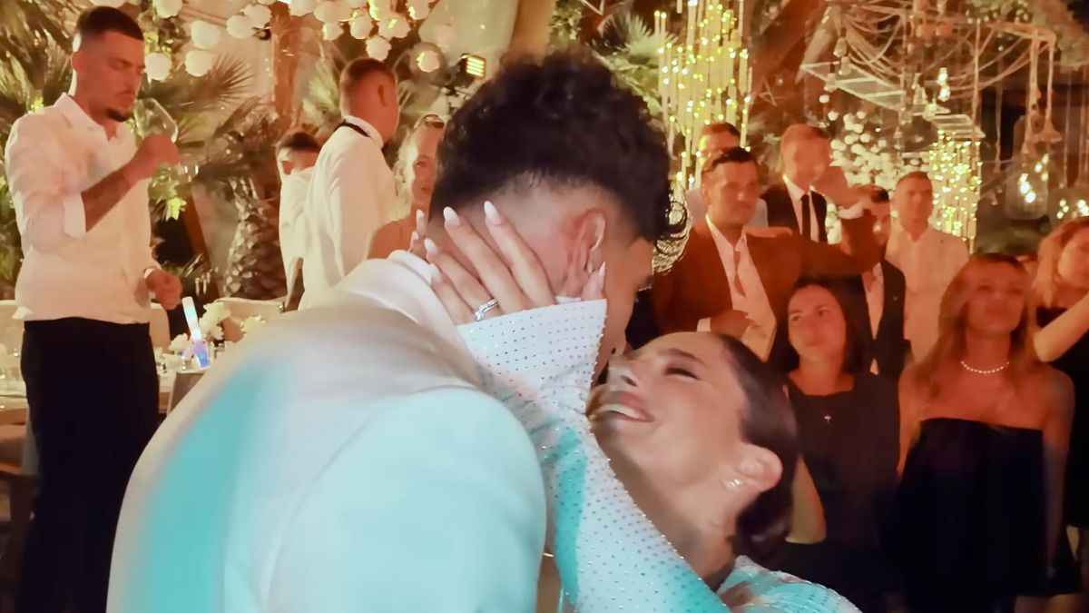 Imagini nepublicate de la nunta lui Coman: „Nașul e Mirel Rădoi!” » Au aruncat mii de euro la lăutari: „Viviana e viața mea”