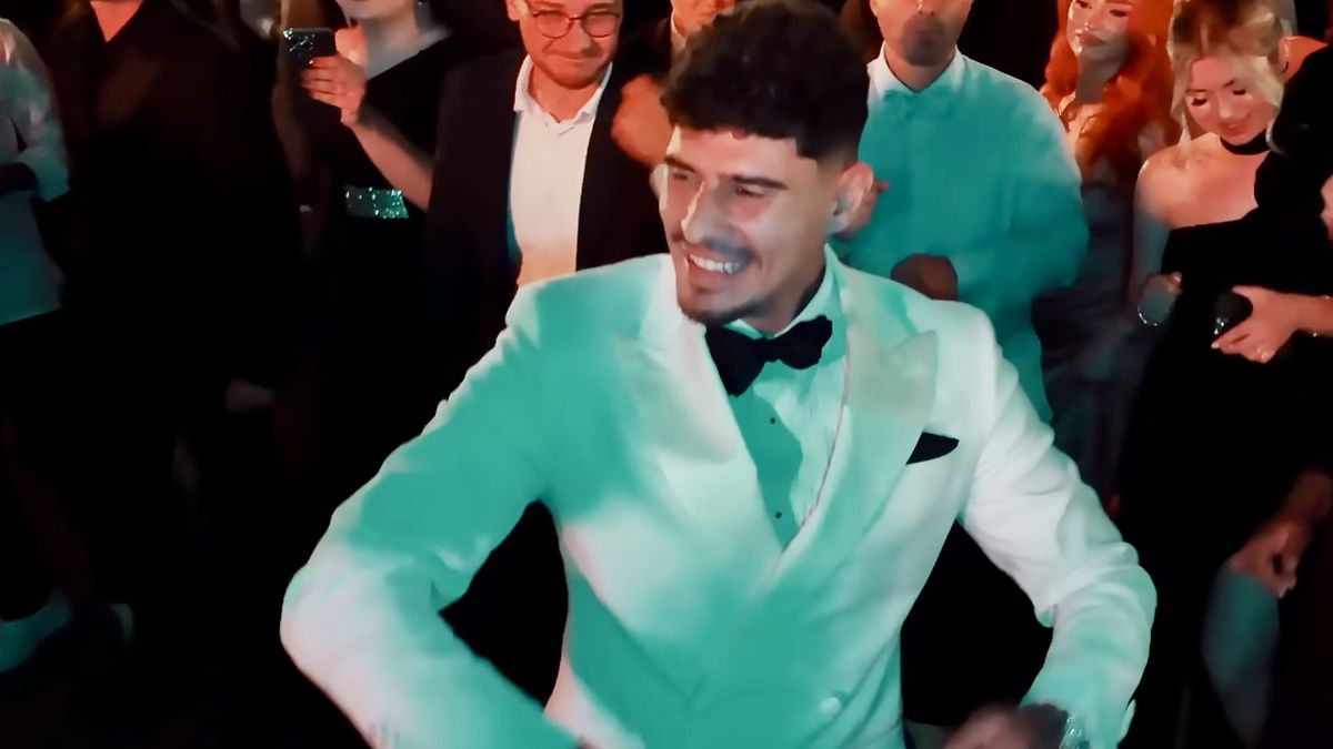 Imagini nepublicate de la nunta lui Coman: „Nașul e Mirel Rădoi!” » Au aruncat mii de euro la lăutari: „Viviana e viața mea”